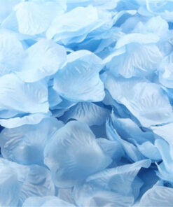 Lyseblå rosenblade til bordpynt