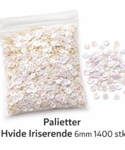 Hvide iriserende palietter 6 mm i pose med 1400 stk samt løse palietter på hvid baggrund