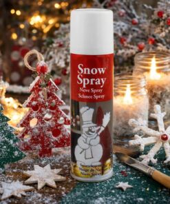 Snespray 150 ml omgivet af hjemmelavet julepynt, kunstig sne og kreative hobbydekorationer på bord