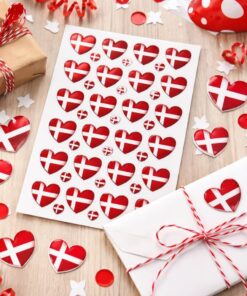 Hjerteformede Dannebrog stickers brugt på gave, invitation og konvolut til studenterfest med rød hvid festdekoration