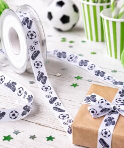 Hvidt dekorationsbånd med fodbolde og fodboldstøvler brugt til gaveindpakning i fodboldtema