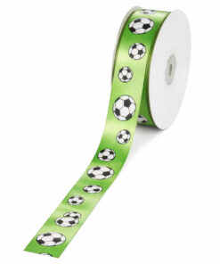 Grønt dekorationsbånd med fodboldmotiver 25 mm bredt på rulle – gavebånd og pynt til fodboldfest og sportstema