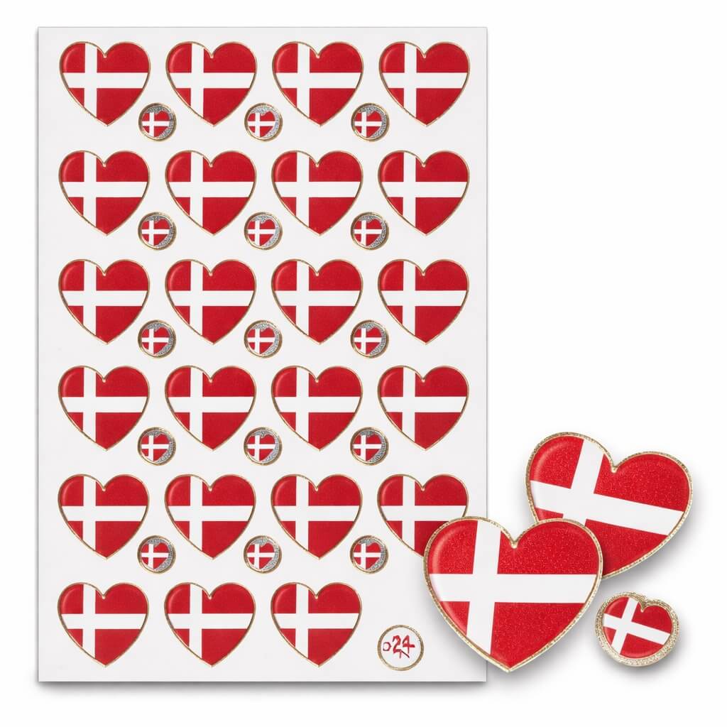 Ark med hjerteformede Dannebrog stickers i rød og hvid med glitter og guld kant – 24 klistermærker med dansk flag