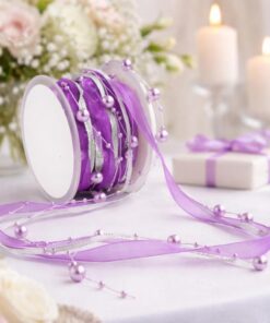 Lilla satinbånd med perler på rulle til bordpynt og bryllupsdekoration, vist med lys og blomster i baggrunden