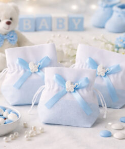 Tre lyseblå stofposer med barnevogn motiv på pyntet bord til barnedåb med babyshower dekorationer i blå og hvid