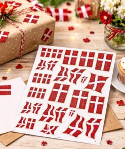 Glitrende stickers med Dannebrog flag brugt på gave, kort og festbord med dansk dekoration til fødselsdag og konfirmation