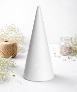 Styropor kegle 26 cm hvid til hobby og DIY dekoration på lys baggrund