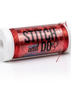 Stitch and Do broderitråd i klassisk rød farve, 200 meter rulle på hvid baggrund.
