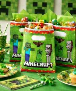 Minecraft slikposer fyldt med slik på festbord til børnefødselsdag med Minecraft tema