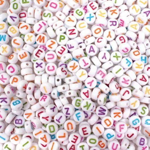 Hvide runde perler med farvede bogstaver