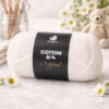 Mayflower Cotton 8/4 bomuldsgarn i hvid på bord med blomster og hæklet bamse