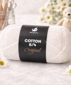 Mayflower Cotton 8/4 bomuldsgarn i hvid på bord med blomster og hæklet bamse