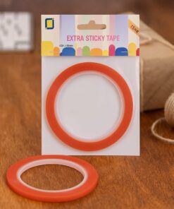 Klar dobbeltklæbende tape 15mm x 10 meter, ekstra stærk og syrefri, vist på en hobby- og scrapbooking-arbejdsplads.