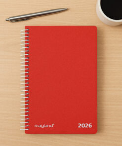 Mayland dagkalender 2026 i rød PP-plast med spiralbinding og dag-pr-side layout.