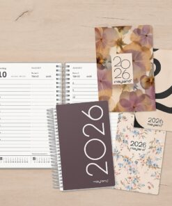 Mini dagkalender 2026 med PP-plastomslag, spiralbinding og 4 udskiftelige illustrationer.