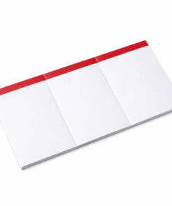 3-delt papir telefonblok på skrivebord med kontorartikler, klar til notering af telefonbeskeder