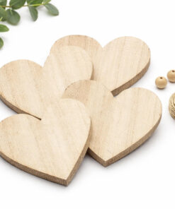 Træhjerter i natur 6 cm 4 stk med snor og perler til DIY projekter, bordpynt og kreative hobbyidéer