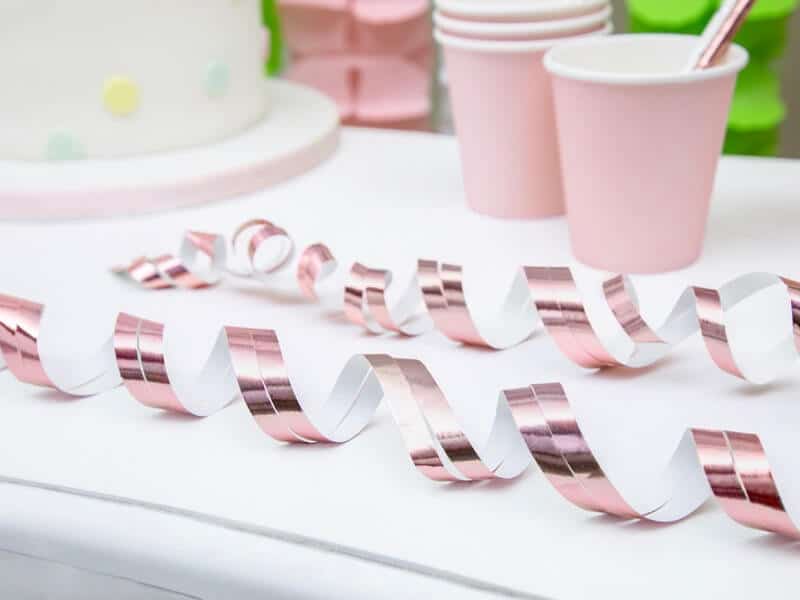 bordpynt-lyserøde-serpentiner