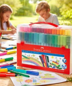 Børn tegner med Faber-Castell Connector tusser 80 stk ved bord med farverige tegninger og tusser i brug.