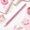 Faber-Castell Grip 2001 blyant B i rosa på skrivebord omgivet af lyserøde kontorartikler og notesbog