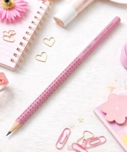 Faber-Castell Grip 2001 blyant B i rosa på skrivebord omgivet af lyserøde kontorartikler og notesbog