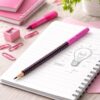Faber-Castell Grip 2001 blyant i sort og pink på notesbog med kreativt skrivebordsmiljø
