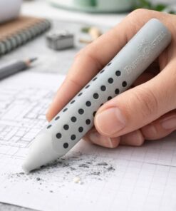 Hånd bruger Faber-Castell Grip 2001 viskelæderpen i sølv til præcis viskning på teknisk tegning