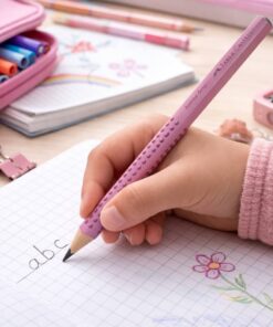 Barn skriver med ergonomisk Faber-Castell Jumbo Grip blyant i rosa på ternet papir