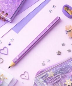 Faber-Castell Jumbo Sparkle blyant i violet metallic med glitter, vist i kreativt skrive- og tegneunivers