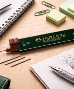 Faber-Castell Miner Super-Polymer 0,5 B stifter på skrivebord med notesbog, stiftblyant og løse stifter