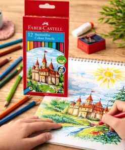 Barn tegner slot med Faber-Castell Slot farveblyanter i 12 farver ved skrivebord