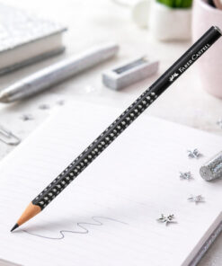 Faber-Castell Sparkle blyant i sort med glitter i brug på notesbog