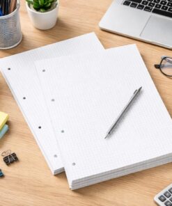 A4 papirblok med tern 2 stk i brug på skrivebord med blyant laptop og kontorartikler