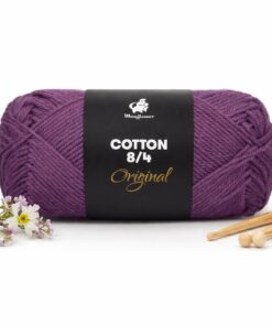 Mayflower Cotton 8/4 bomuldsgarn aubergine packshot med strikkepinde