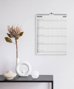 Familiekalender Black and White 2026 med fem kolonner og minimalistisk sort/hvidt design, måned pr. side.