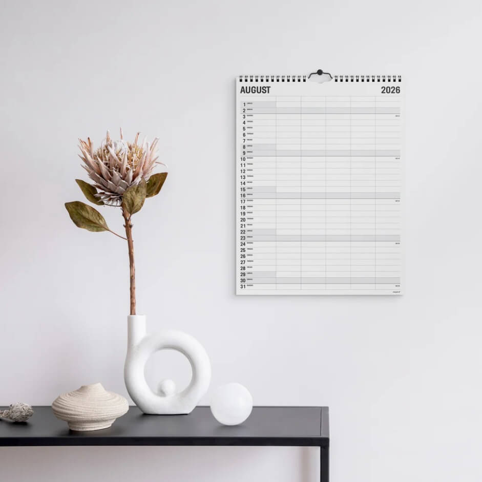 Familiekalender Black and White 2026 med fem kolonner og minimalistisk sort/hvidt design, måned pr. side.