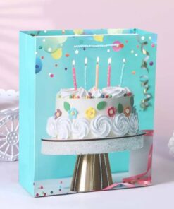 Gavepose til fødselsdag med lagkage grøn