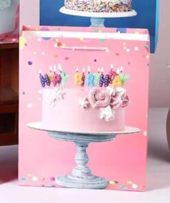Gavepose til fødselsdag med lagkage lyserød