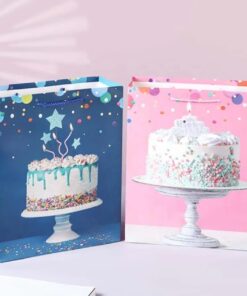 Gavepose til fødselsdag med lagkage lyserød