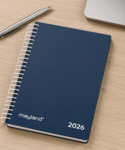 Mayland Dagkalender 2026 med blåt PP-plast omslag og hvid spiralbinding.