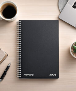 Mayland Dagkalender 2026 med sort, hårdt PP-plastomslag og spiralbinding.