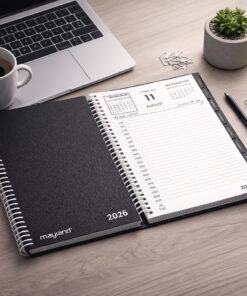 Mayland Dagkalender 2026 med sort, hårdt PP-plastomslag og spiralbinding.