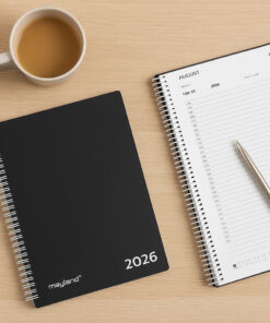 Mayland Timekalender 2026 med sort PP-plast omslag og spiralindbinding, vist både på forsiden og som åbent opslag med timeopdelt dagslayout