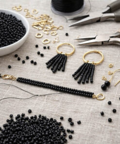 Smykkefremstilling med sorte Miyuki seed beads 11/0 opaque matte black 401F, perler, tang og smykkedele på arbejdsbord