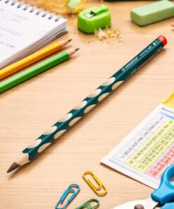 Stabilo Easygraph 321 HB ergonomisk blyant på skrivebord med skoleudstyr og notesbog