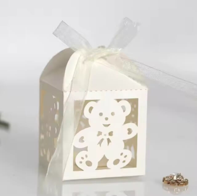 Hvide gaveæsker med bamse motiv til barnedåb og babyshower