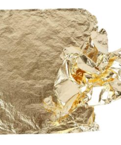 Bladmetal guld, tynde dekorationsark i metallisk guld, der påføres en hvid genstand med en pensel i et kreativt DIY-projekt.