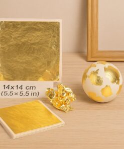 Bladmetal guld, tynde dekorationsark i metallisk guld, der påføres en hvid genstand med en pensel i et kreativt DIY-projekt.