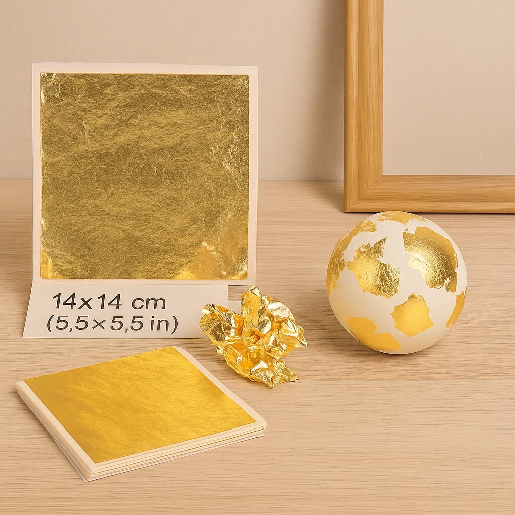 Bladmetal guld, tynde dekorationsark i metallisk guld, der påføres en hvid genstand med en pensel i et kreativt DIY-projekt.