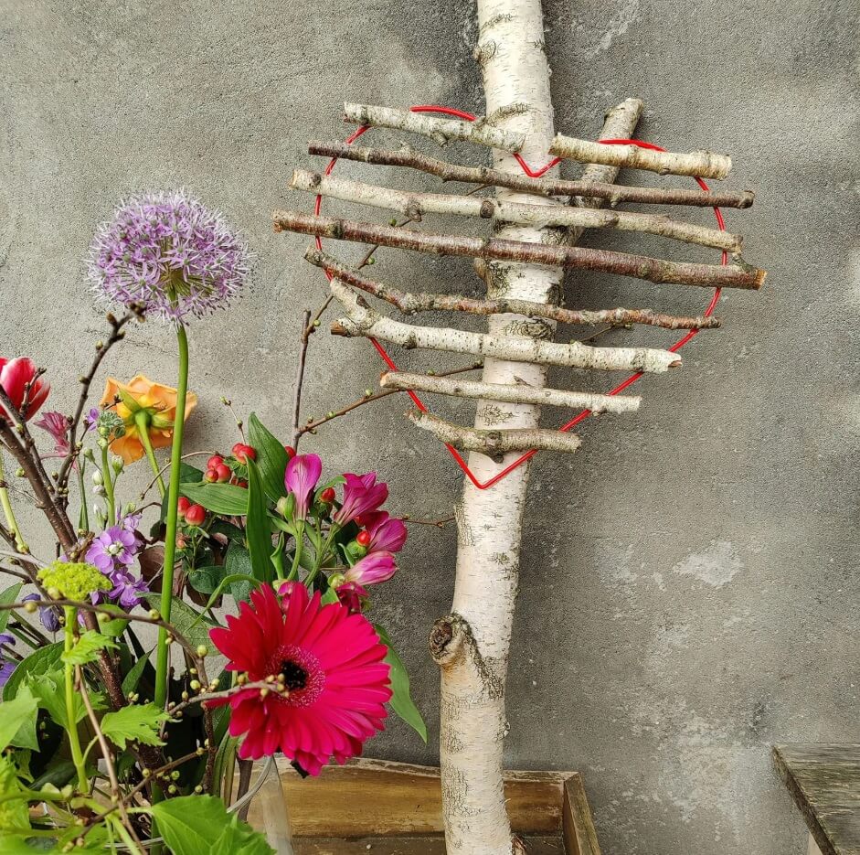 Rød hjerteformet metalramme fra Vaessen Creative til DIY-dekorationer og kreative projekter.